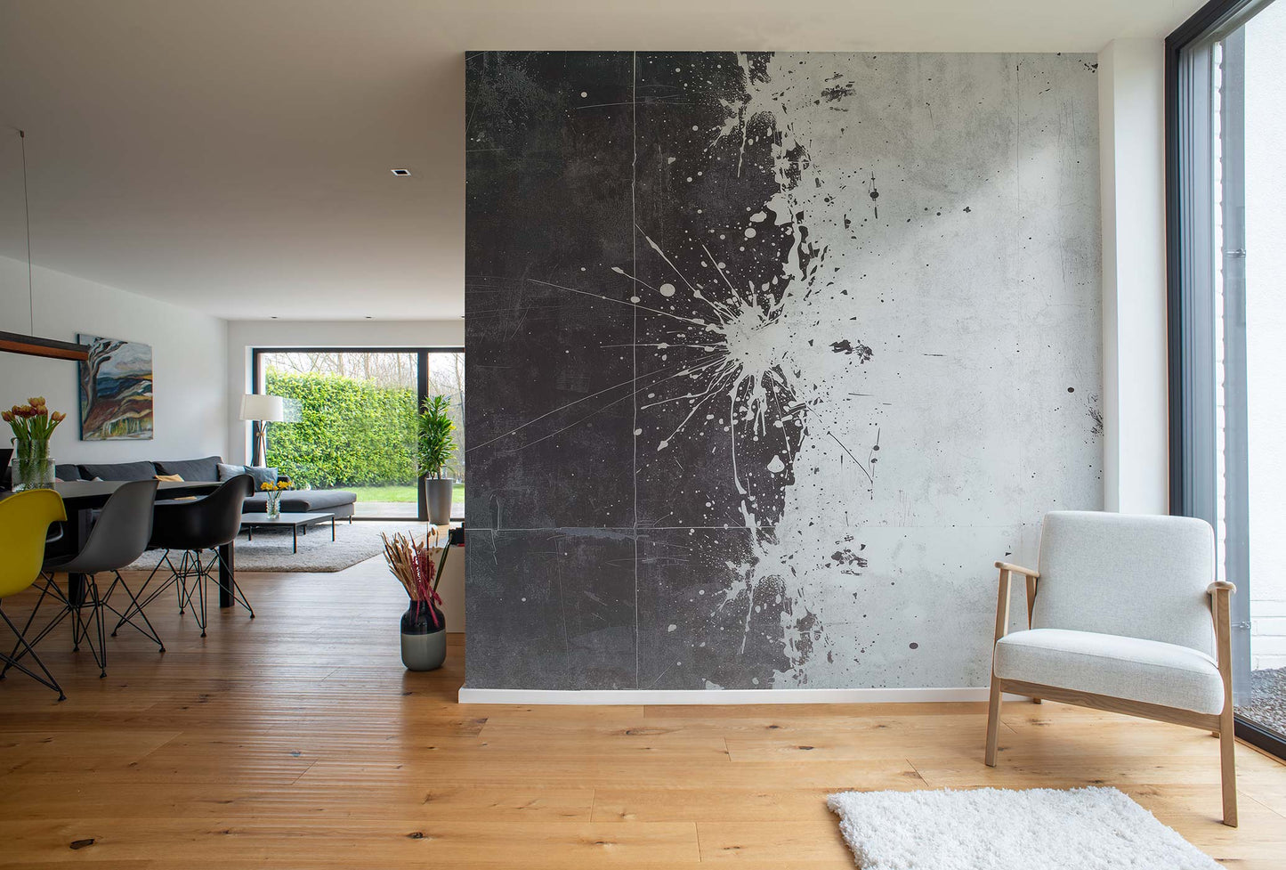 Schwarz Weiss Tapete mit Farbkleksen im Wohnzimmer von Superwalls
