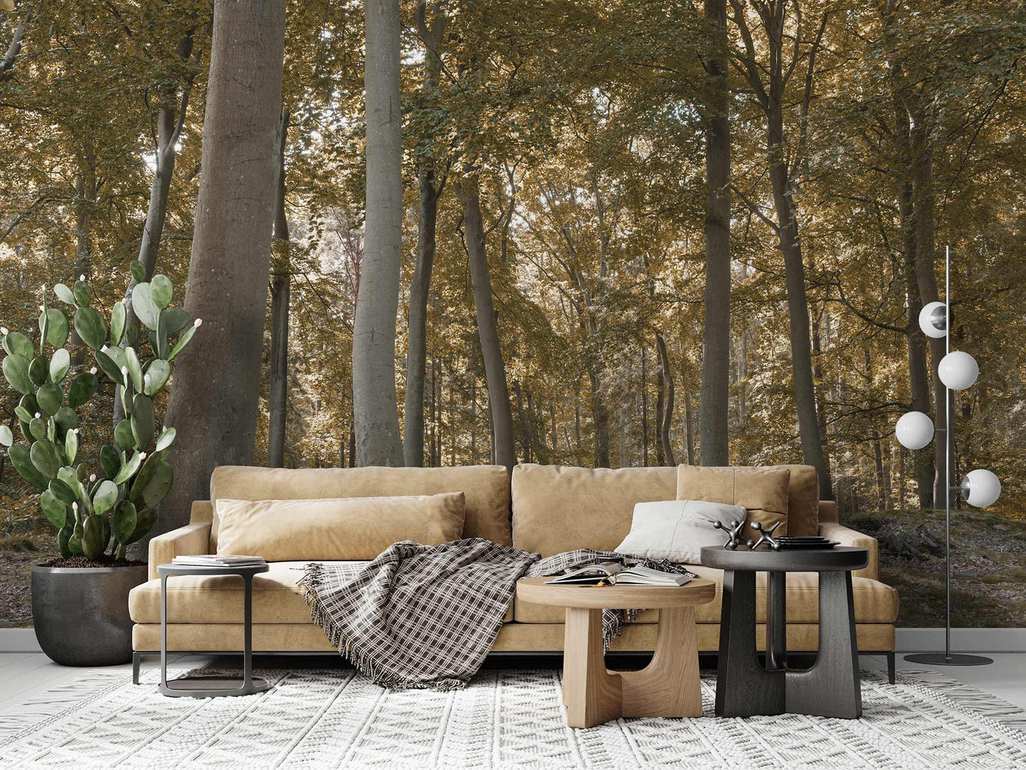 Beige Ledersofa mit Kissen und kariertem Plaid vor Wand mit Waldtapete von Superwalls, daneben großer Kaktus und Stehlampe mit weißen Kugeln