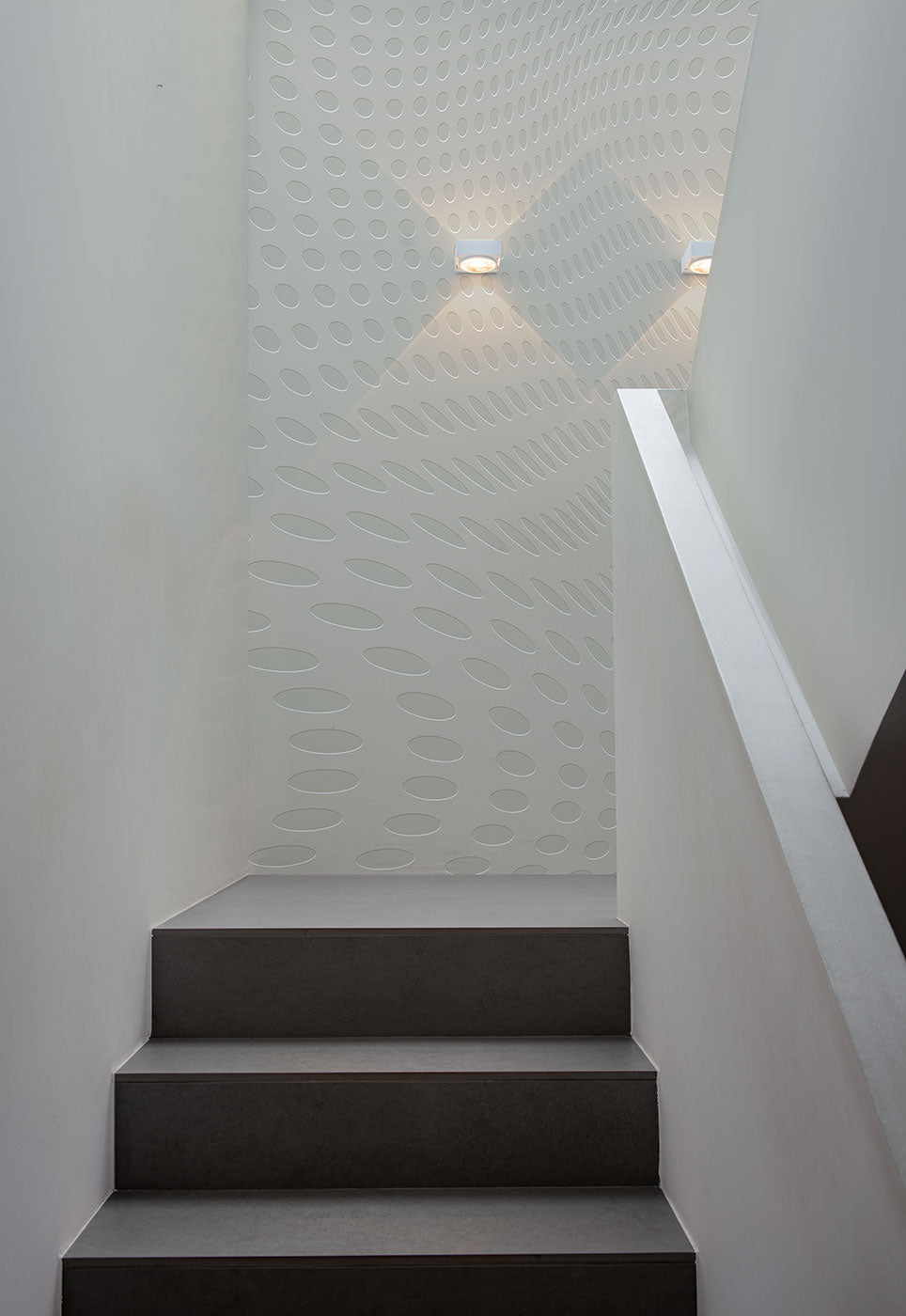 Dynamic Dots in Cream
