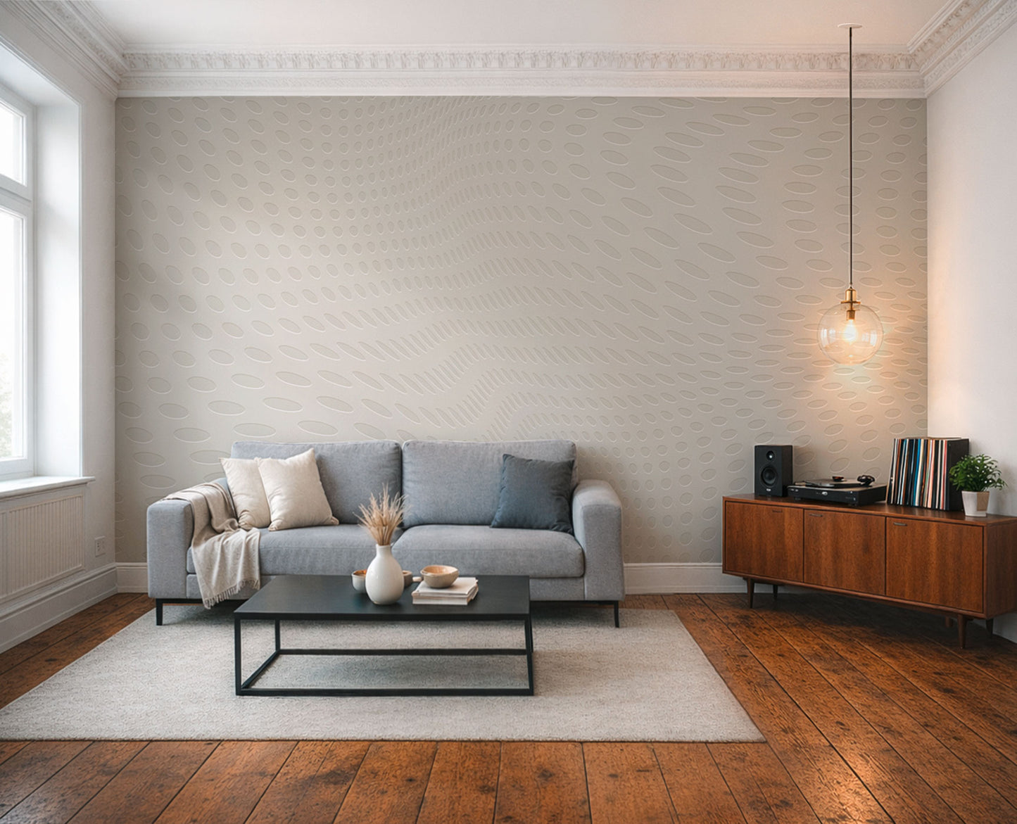 Wohnzimmer mit grauem Sofa, schwarzem rechteckigem Couchtisch, hellgrauem Teppich, hölzernem Sideboard mit Plattenspieler und Schallplatten sowie einer hängenden Glühbirnenlampe vor Punktmuster Tapete von Superwalls