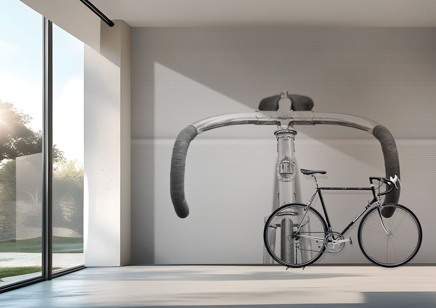 Schwarzes Rennrad mit gebogenem Lenker vor Superwalls Fototapete mit großem Schwarz-weiß-Foto eines Bahnrennrades.