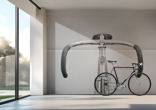 Schwarzes Rennrad mit gebogenem Lenker vor Superwalls Fototapete mit großem Schwarz-weiß-Foto eines Bahnrennrades.