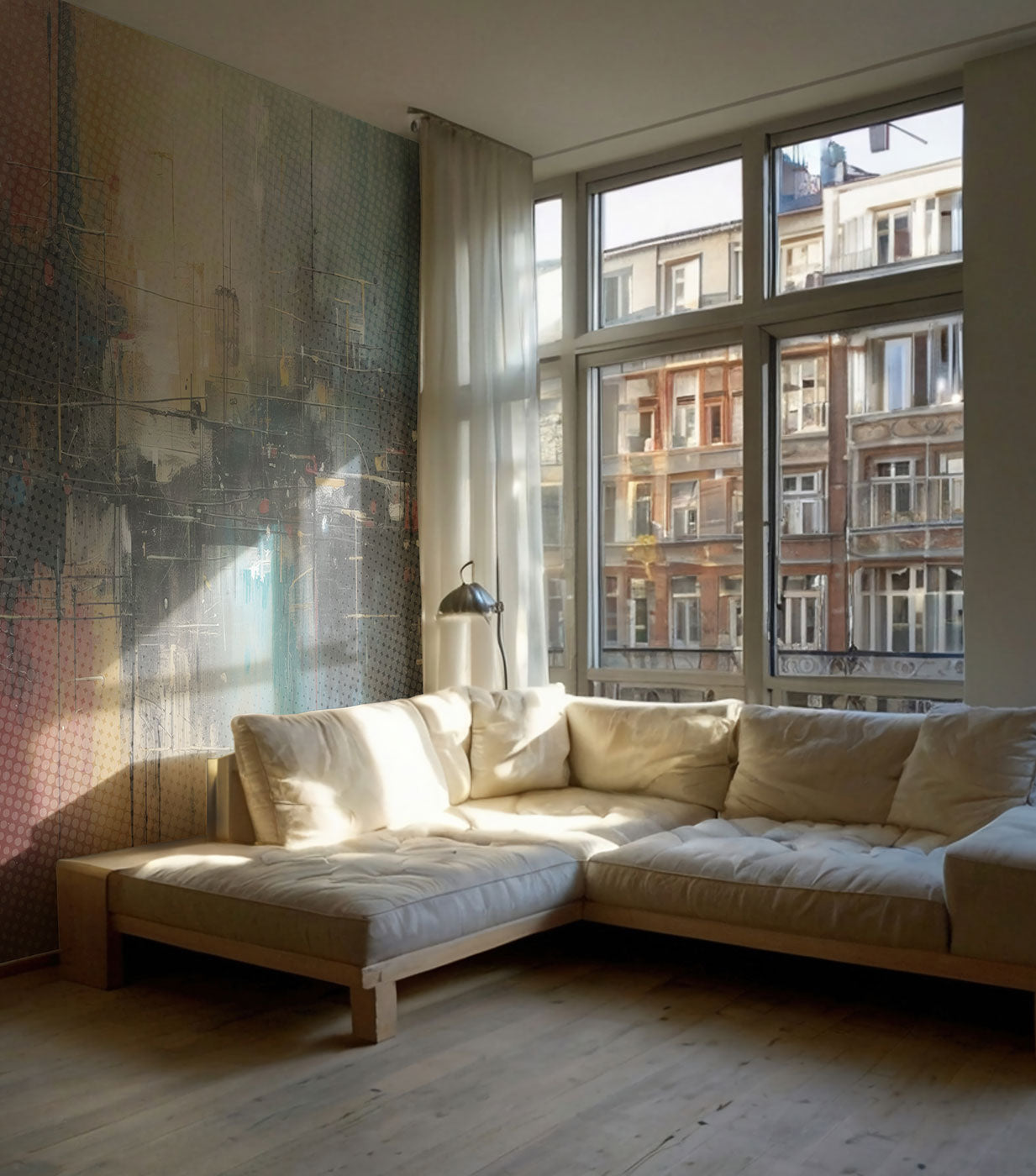 Helles Wohnzimmer mit cremefarbenem Ecksofa, großem Fenster und abstrakter Tapete von Superwalls, Sonnenlicht fällt herein.