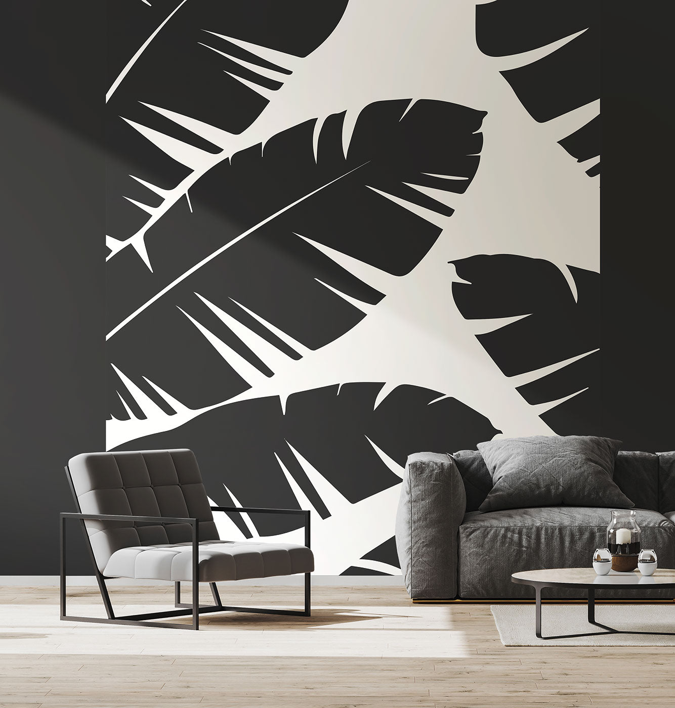 Wohnzimmer mit dunkelgrauer Wand, Tapete mit großem schwarz-weißem  Bananenblattmuster von Superwalls, grauem Sofa, grauem Sessel und rundem Couchtisch