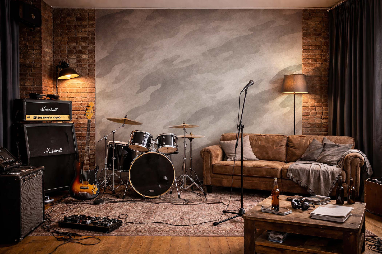 Proberaum mit Schlagzeug, E-Bass, Mikrofonständer, braunem Ledersofa, Stehlampe und Verstärkern vor einer  Camouflage Tapete von Superwalls