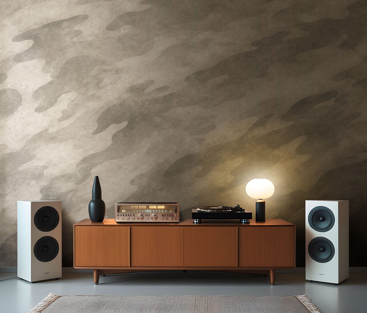 Modernes Sideboard mit Hi-Fi-Anlage, Plattenspieler, schwarzer Vase und Tischlampe vor Camouflage Tapete von Superwalls, flankiert von zwei weißen Standlautsprechern