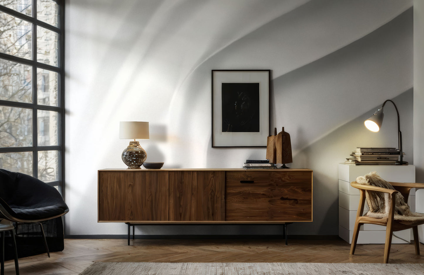 Moderner Wohnraum mit Sideboard aus dunklem Holz, schwarzem Sessel links, Stuhl mit Fell rechts und großer Fensterfront links und einer Tapete mit Wellenstruktur von Superwalls