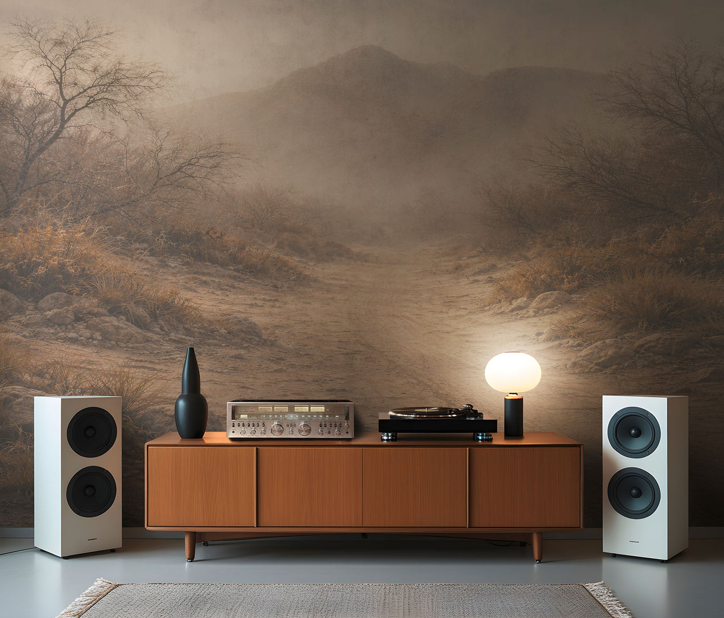 Holzsideboard mit Plattenspieler, Verstärker, schwarzer Vase und Tischlampe vor Wand mit einerLandschaftstapete von Superwalls, flankiert von zwei weißen Lautsprechern