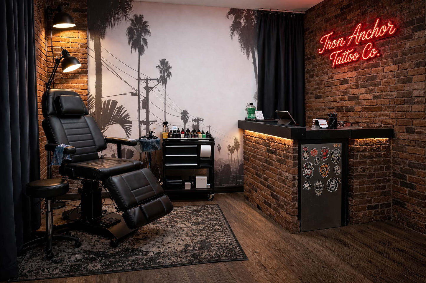 Tattoo-Studio mit schwarzem Ledersessel, Wand mit Palmen Tapete von Superwalls, Theke aus Backstein mit Neonlicht und Tattoo-Motiven