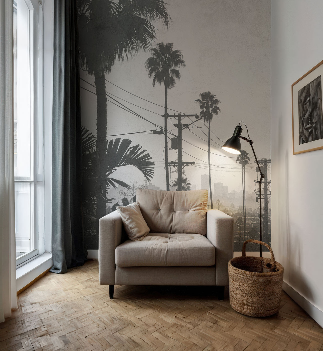 Beiger Sessel mit Kissen vor Wand mit Fototapete von Palmen und Stromleitungen von Superwalls neben Stehlampe und geflochtenem Korb auf Parkettboden