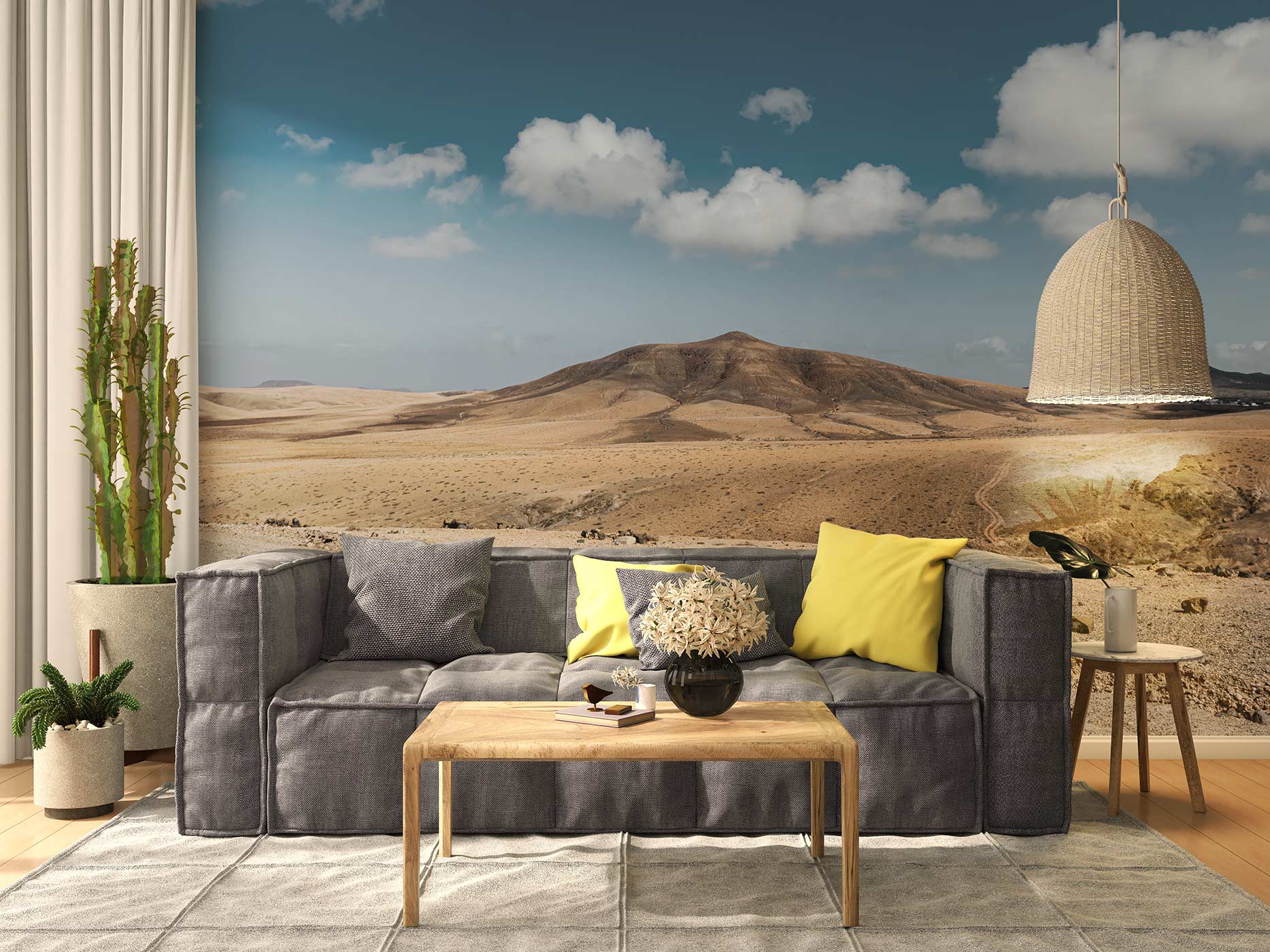 Wohnzimmer mit grauem Sofa, gelben Kissen, Holztisch, Pflanzen und einer Fototapete mit einer Wüstenlandschaft mit Hügeln unter blauem Himmel mit Wolken von Superwalls
