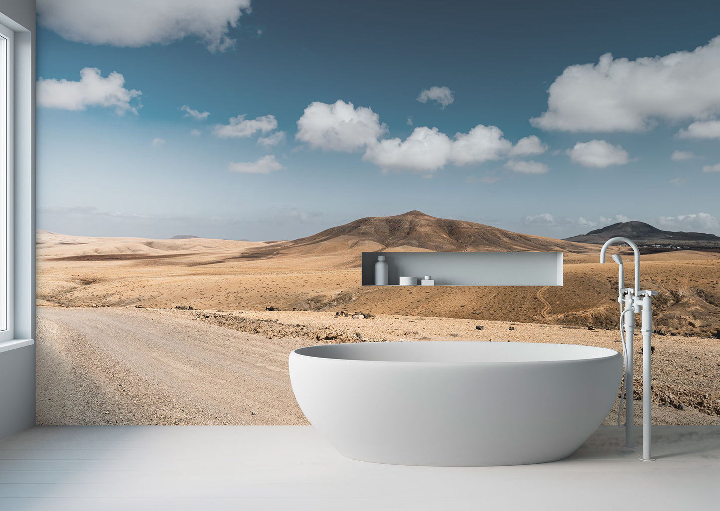 Freistehende weiße Badewanne mit freistehendem Wasserhahn vor großer Fensterfront mit Blick auf eine Superwalls Wüstenlandschaft Fototapete mit Wolken