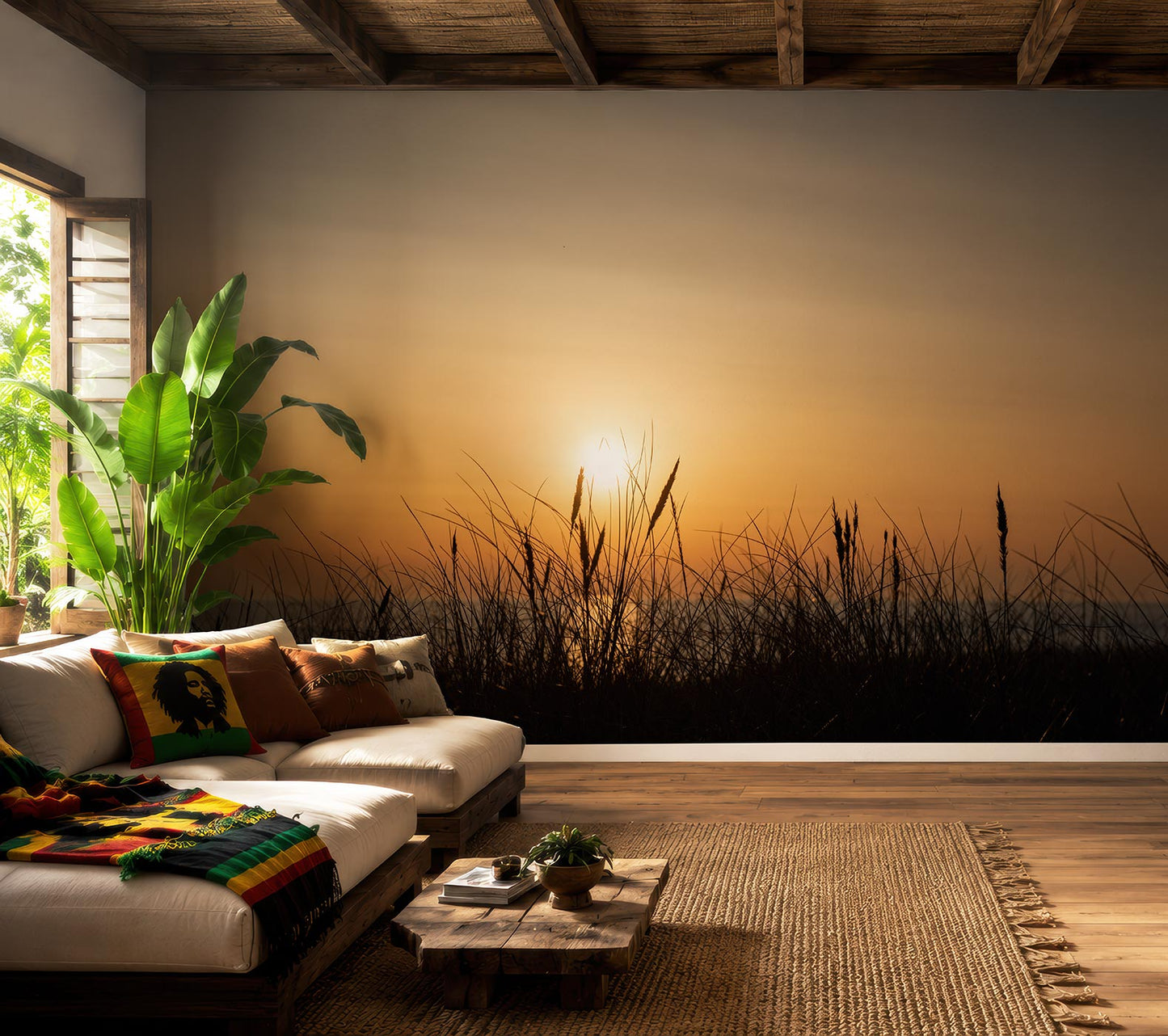 Wohnzimmer mit weißem Sofa, Holzbalkendecke, großem Pflanzenblatt, Teppich und einer Fototapete mit Sonnenuntergang über Gräsern von Superwalls