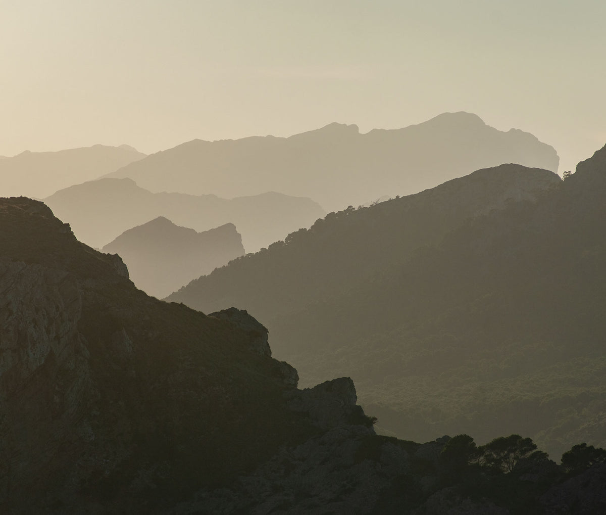 Tapete mit Bergsilhouetten von Superwalls