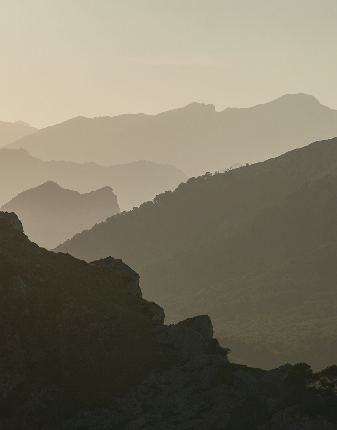 Tapete mit Bergsilhouetten von Superwalls