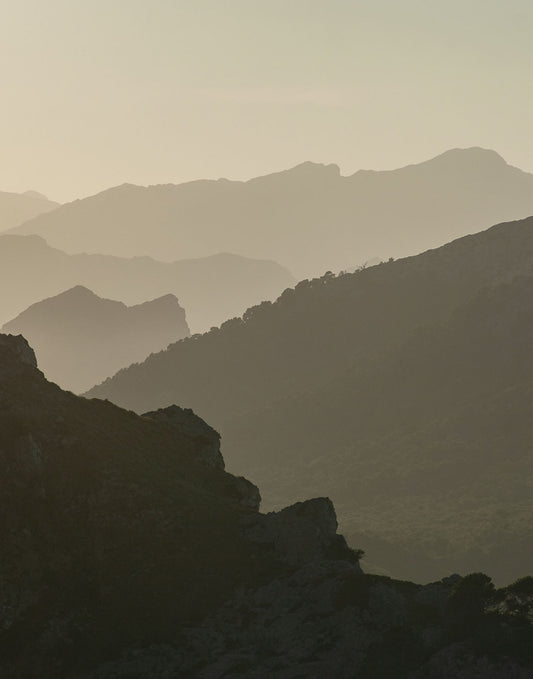 Tapete mit Bergsilhouetten von Superwalls