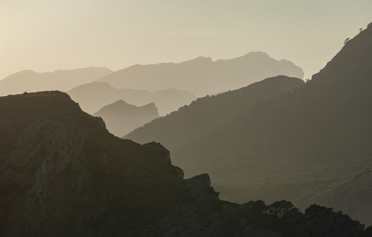 Tapete mit Bergsilhouetten von Superwalls