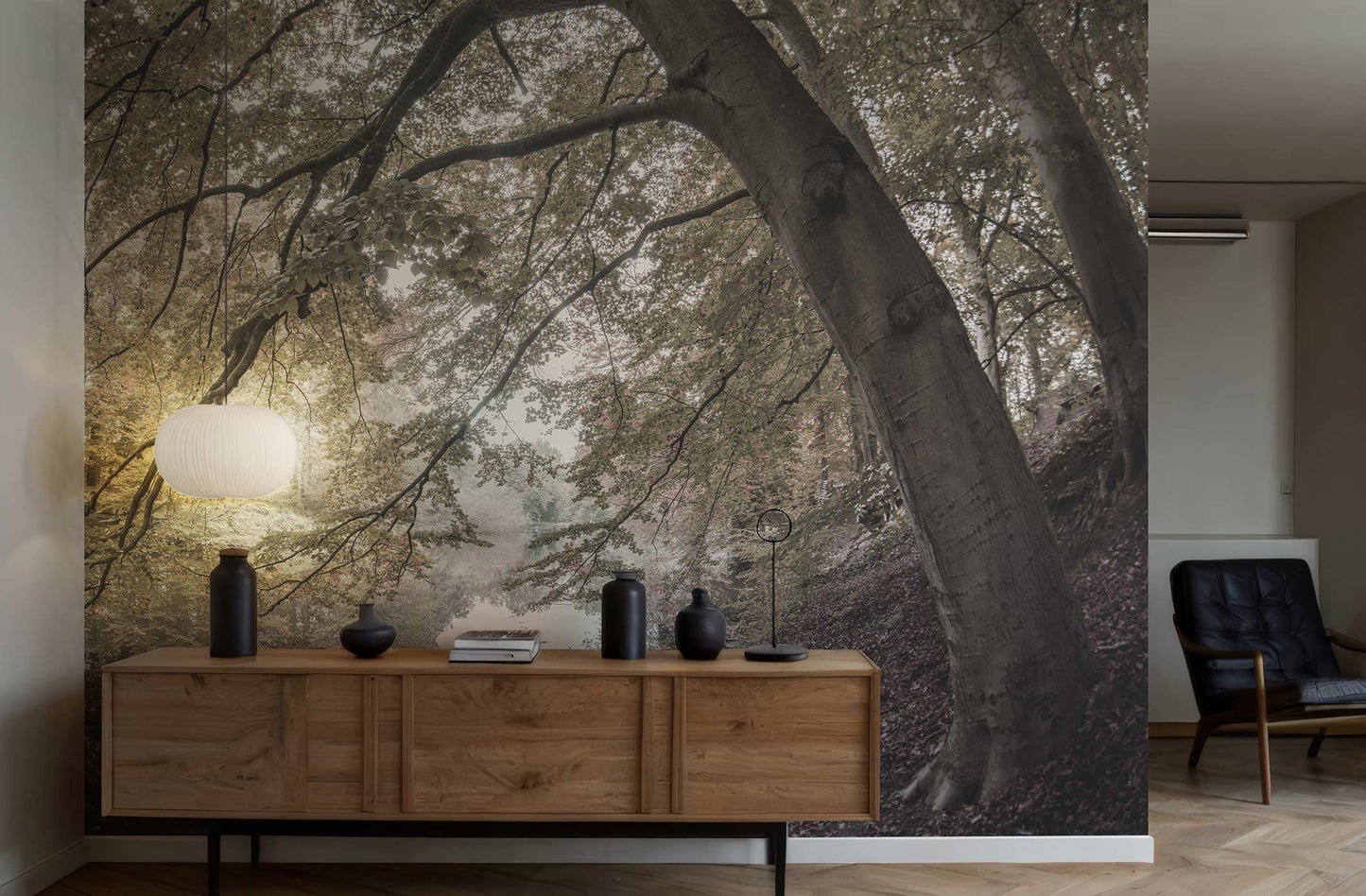 Großformatige Fototapete mit Baumstamm und Ästen von Superwalls über einem Sideboard mit Lampen und Dekorationsobjekten in einem modernen Raum