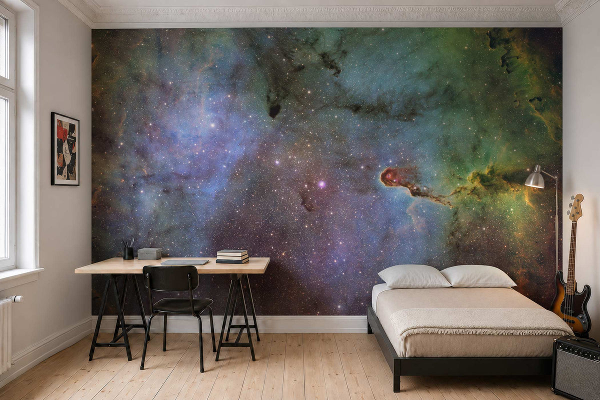 Schlafzimmer mit Einzelbett, Schreibtisch, Stuhl, E-Bass und großer Vliestapete mit Weltraummotiv von Superwalls