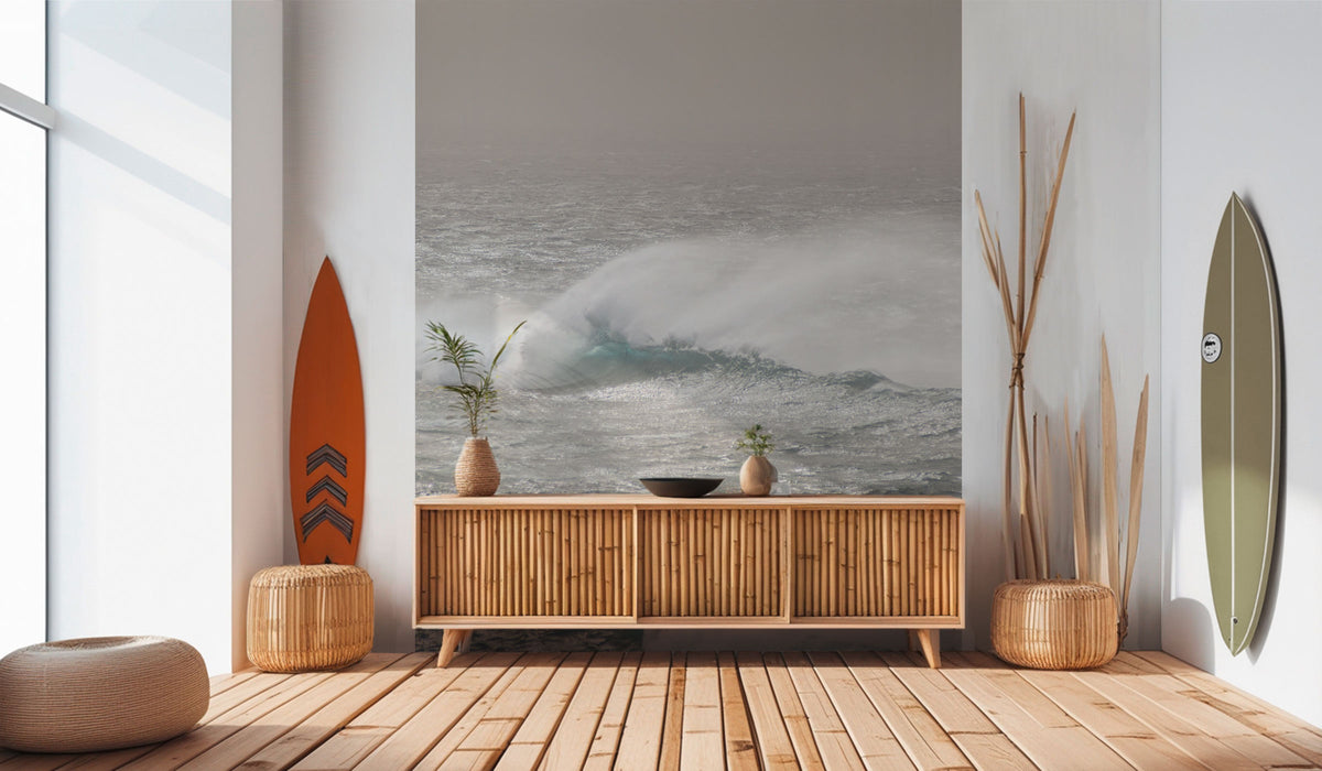 Wohnzimmer mit Holzsideboard, zwei Surfbrettern, Pflanzen und großer Fototapete einer Welle von Superwalls