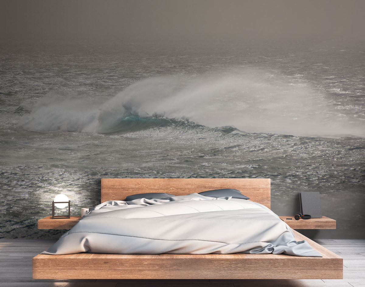 Schlafzimmer mit niedrigem Holzbett vor einer Wand mit großflächigem Fototapete von Wellen im Meer von Superwalls