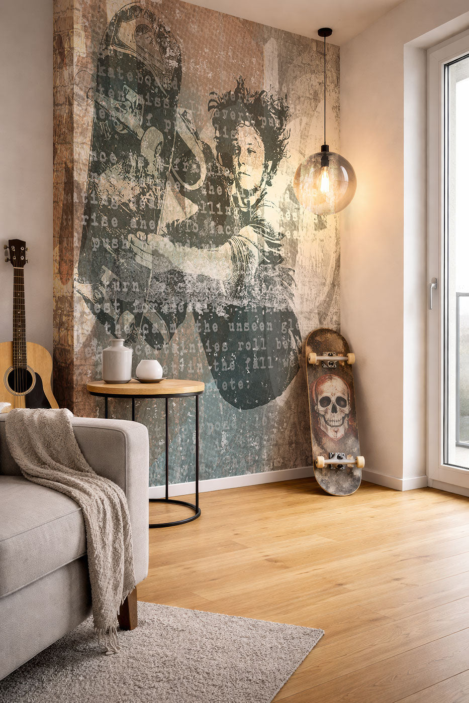 Wohnzimmer mit grauem Sofa, runder Beistelltisch, Akustikgitarre, Skateboard an der Wand und einer Tapete mit Skateboarder und Schriftzeichen von Superwalls
