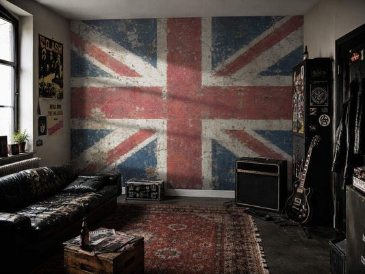 Wohnzimmer mit abgenutzter britischer Flagge als Vliestapete von Superwalls, Ledersofa, E-Gitarre, Verstärker und Teppich