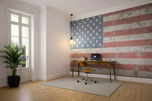 Arbeitszimmer mit Holzboden, Schreibtisch, Stuhl auf Rollen, Laptop und großer Wand mit USA-Flagge als Tapete von Superwalls