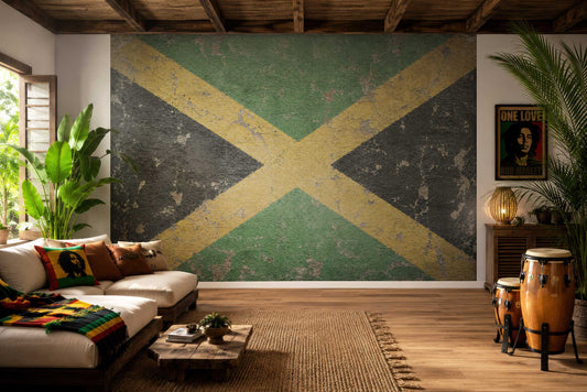 Wohnzimmer mit einer Tapete der jamaikanischen Flagge von Superwalls, Sofa mit bunten Kissen, Pflanzen und Trommeln