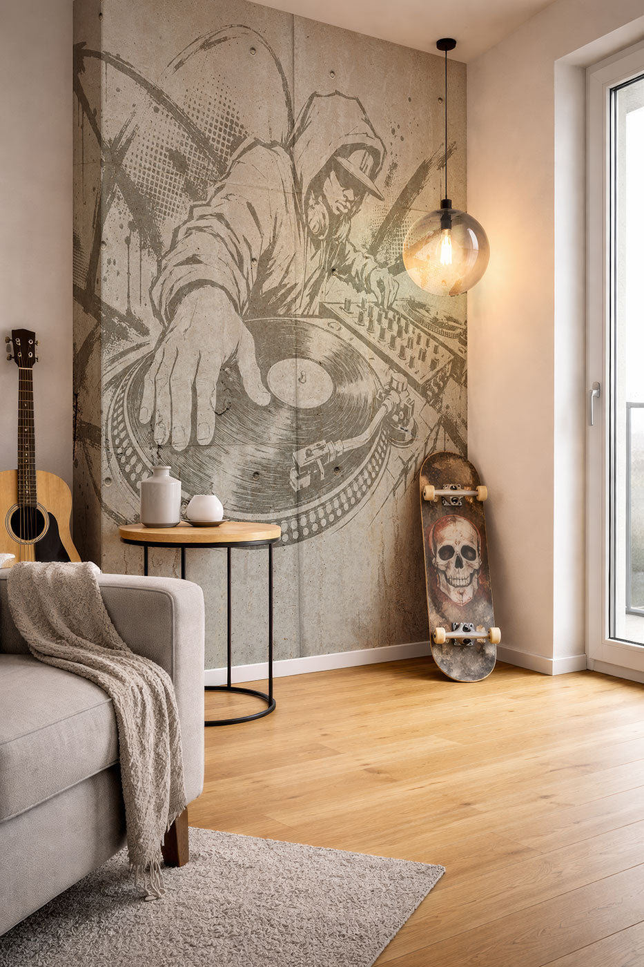 Wohnzimmer mit grauer Couch, Beistelltisch, Akustikgitarre, Skateboard mit Totenkopfmotiv und einer Tapete eines DJs an einem Plattenteller von Superwalls