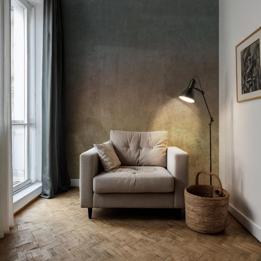 Mehrfarbige Designtapete von Superwalls im Hintergrund. Im Vordergrund ein beiges Sofa mit einem Kissen, daneben eine Stehlampe und ein Korb.