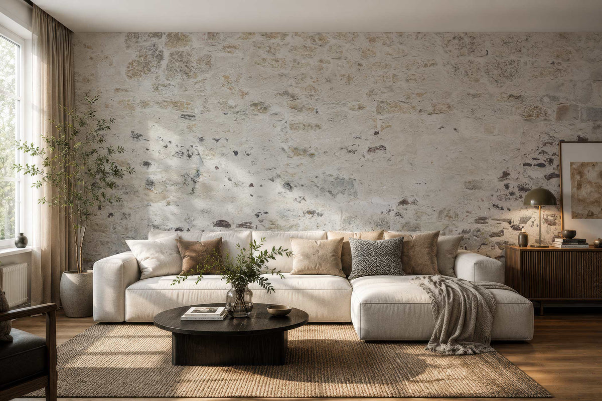Wohnzimmer mit beigem Ecksofa, rundem schwarzen Couchtisch, Stehlampe und Natursteinwand Vliestapete von Superwalls im Hintergrund