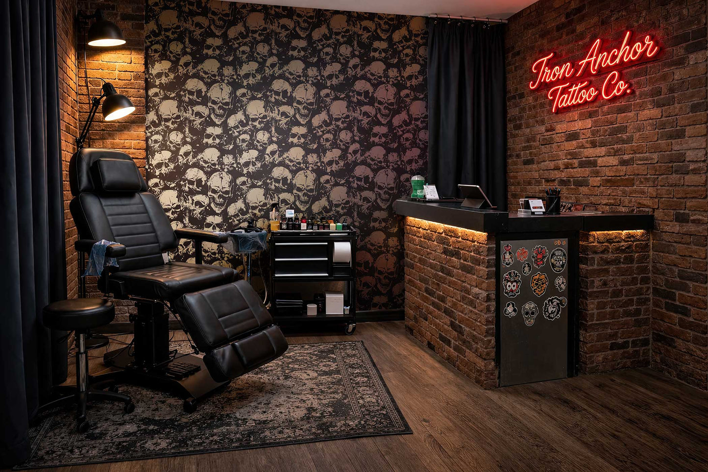 Tattoo-Studio mit schwarzem Ledersessel, Wand mit Totenkopf-Tapete von Superwalls und Theke mit Leuchtschrift 'Iron Anchor Tattoo Co.'